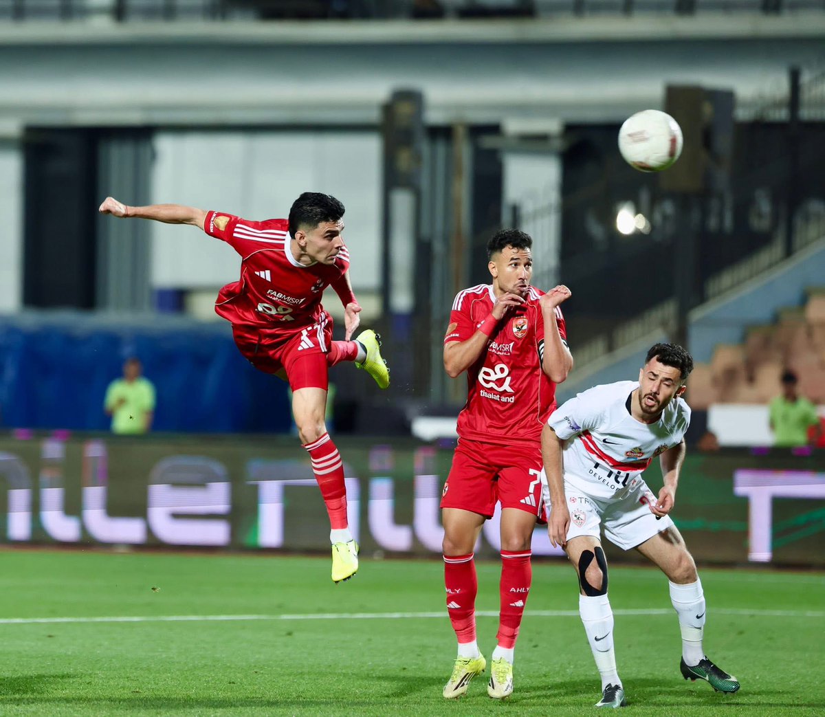 أشرف بن شرقي قتل الزمالك.. واهانة كرويًا الأول مزيكا وصناعة الهدف الثاني يبرش شحاته في الارض ويمرر للشحات اللي حط هدف تاني حكاية من فوق المهدي
ولا الهدف الثالث حريفة حرفنة بن شرقي غمزها بشياكة وكانه بيلعب في الشارع مش في القمة
الأهلي عنده ساحر مغربي خرافي 
#الاهلي_الزمالك