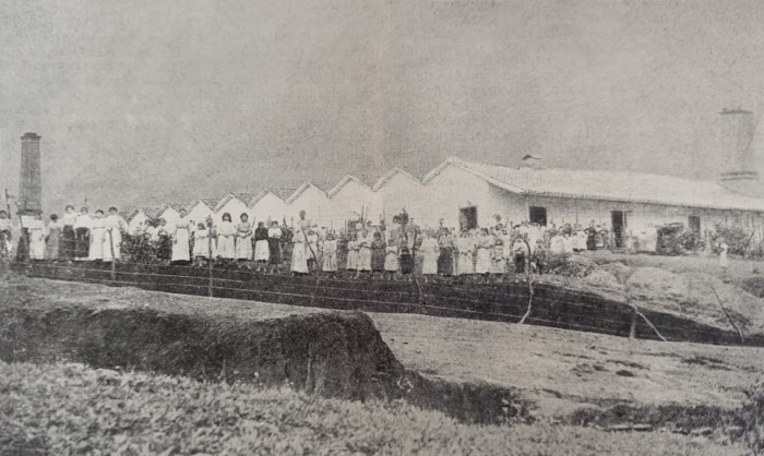 De los primeros registros de una huelga femenina en Colombia. 

Obreras de la fábrica de tejidos de Bello, Antioquia. (1920)

Fuente: Revista El Gráfico No. 515. 

#Diainternacionaldelxstrabajadorxs