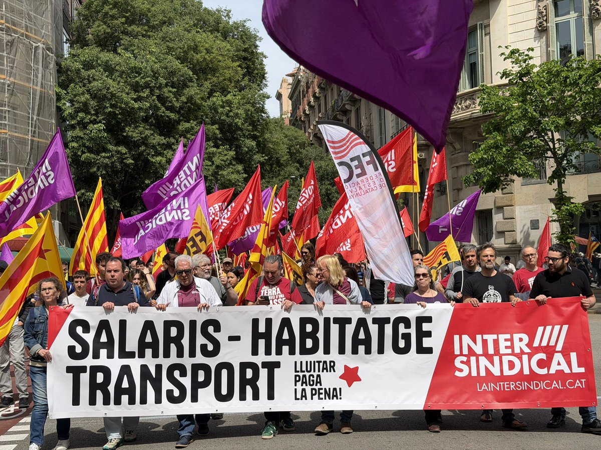 EINAnacional's tweet photo. 🚩 Aquest 1r de maig hem tornat a sortir als carrers per a reclamar els drets que el nostre poble i classe mereix. 

Visca el jovent treballador dels Països Catalans. ✊🏼 https://t.co/WDJCCVgrma