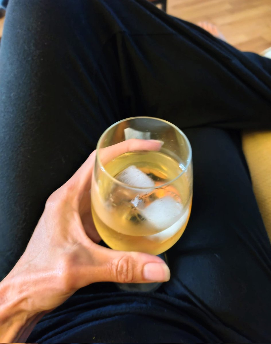 LadyGrace27's tweet image. Chardonnay in hand, feet up, and the day politely dismissed... cheers 🥂 

#FridayEvening #relax #unwind #PeacefulLiving
