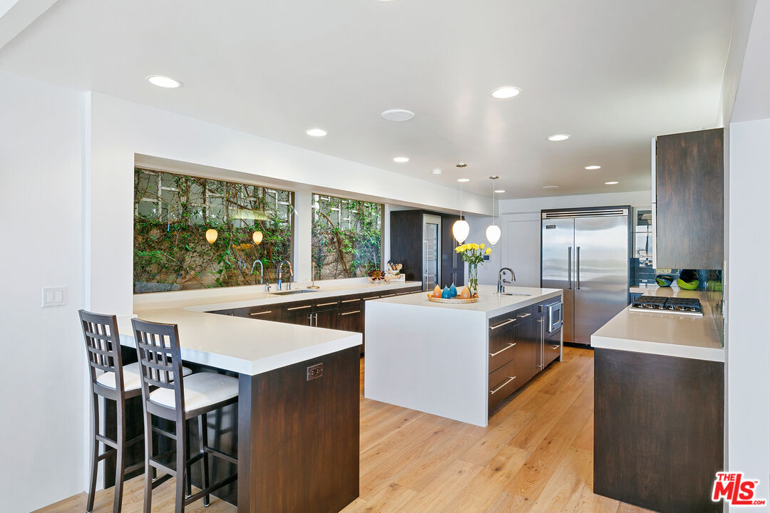 DreamHomesMag's tweet image. Discover the pinnacle of Malibu living in this breathtaking residence, where ocean views &amp;amp; elegant design come together to create the ultimate beachside retreat.

Presented by: Susan Monus DRE# 00827409 | Coldwell Banker Realty

View: 31522BroadBeachRd.DreamHM.com
#Malibu