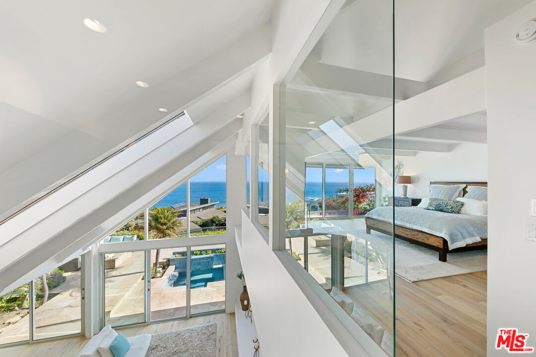 DreamHomesMag's tweet image. Discover the pinnacle of Malibu living in this breathtaking residence, where ocean views &amp;amp; elegant design come together to create the ultimate beachside retreat.

Presented by: Susan Monus DRE# 00827409 | Coldwell Banker Realty

View: 31522BroadBeachRd.DreamHM.com
#Malibu
