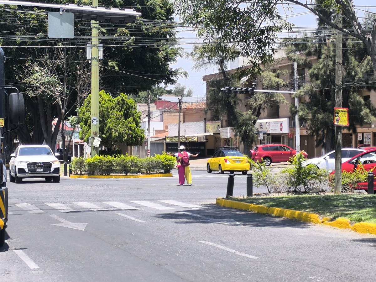 movbrowniano's tweet image. Después de 24 horas sin #semaforo en el peligroso cruce de av. Obsidiana y av. Lapizlazuli el #departamentodetransito @JaliscoVial ya mando uno de sus mejores agentes @ZapopanDen @Linea_Zapopan @GobiernoJalisco
