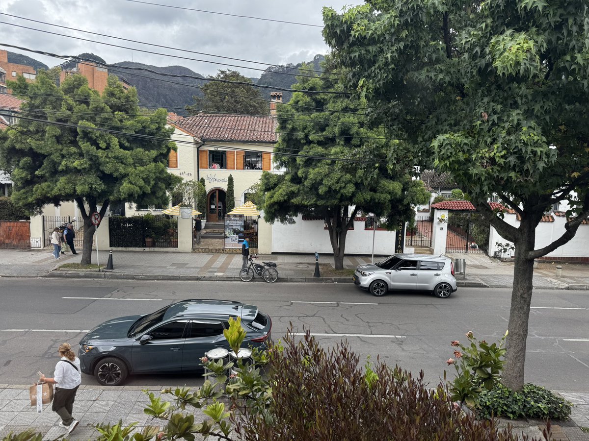 vasengard's tweet image. Y así una vía de tres carriles queda reducida a uno