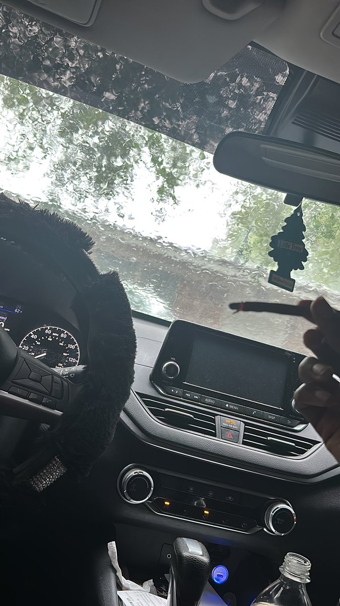 simply_kae1's tweet photo. rainy days > 3 https://t.co/vDQCDGN0aX