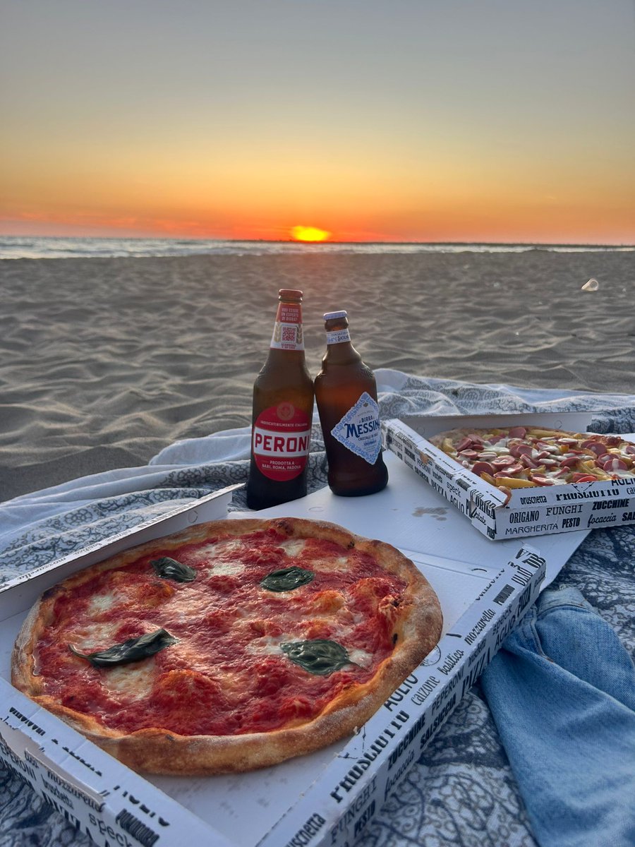 MarcoLizzo4's tweet photo. Pizza on the beach, sun going down, zero noise. ☀️🍕🇮🇹 

This is the energy you need to hold $OPEN.
Kaz and the team are quietly building something that breaks the old rules — making real estate liquid, free, and accessible to everyone. Slow down. Trust the vision. 🏠🔓 https://t.co/jMfHUMxpDC