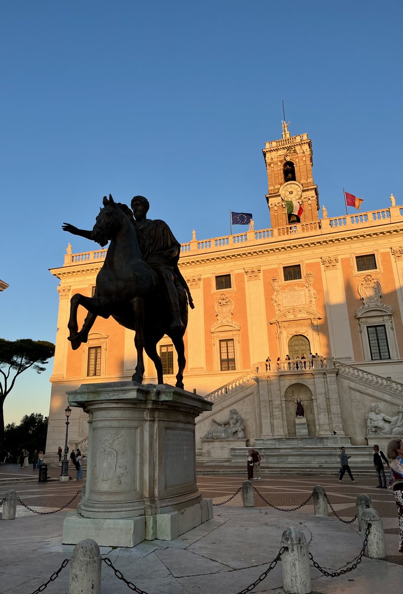 caputmundiHeidi's tweet image. Il riflesso dorato del tramonto di stasera era mozzafiato 💛

Piazza del Campidoglio

#Roma 🤍