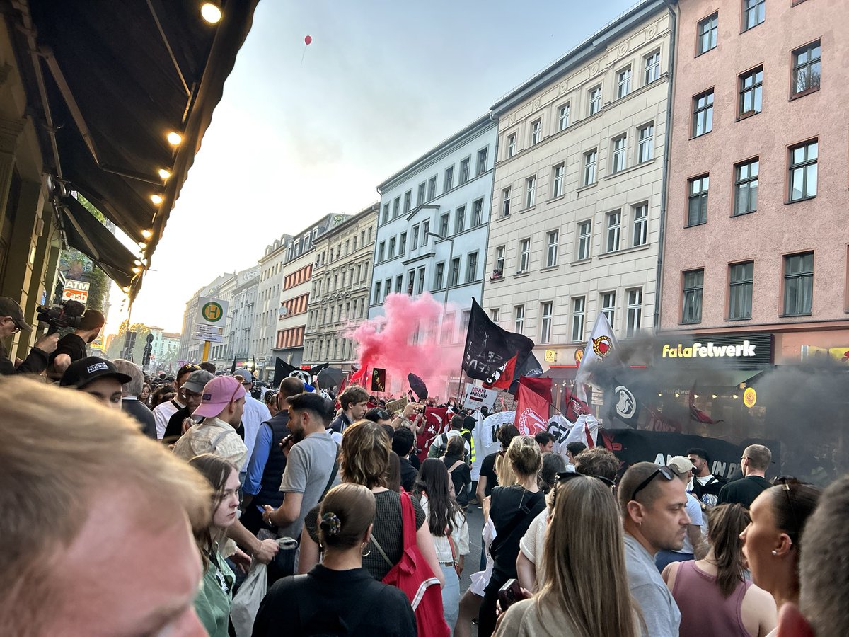PreislerKa's tweet image. Pyro 🧨 😱. Nur Trottel zünden den Mist in so einem Gedrängel. Ohne Verletzte wird es heute nicht gehen. #b0105 #Berlin