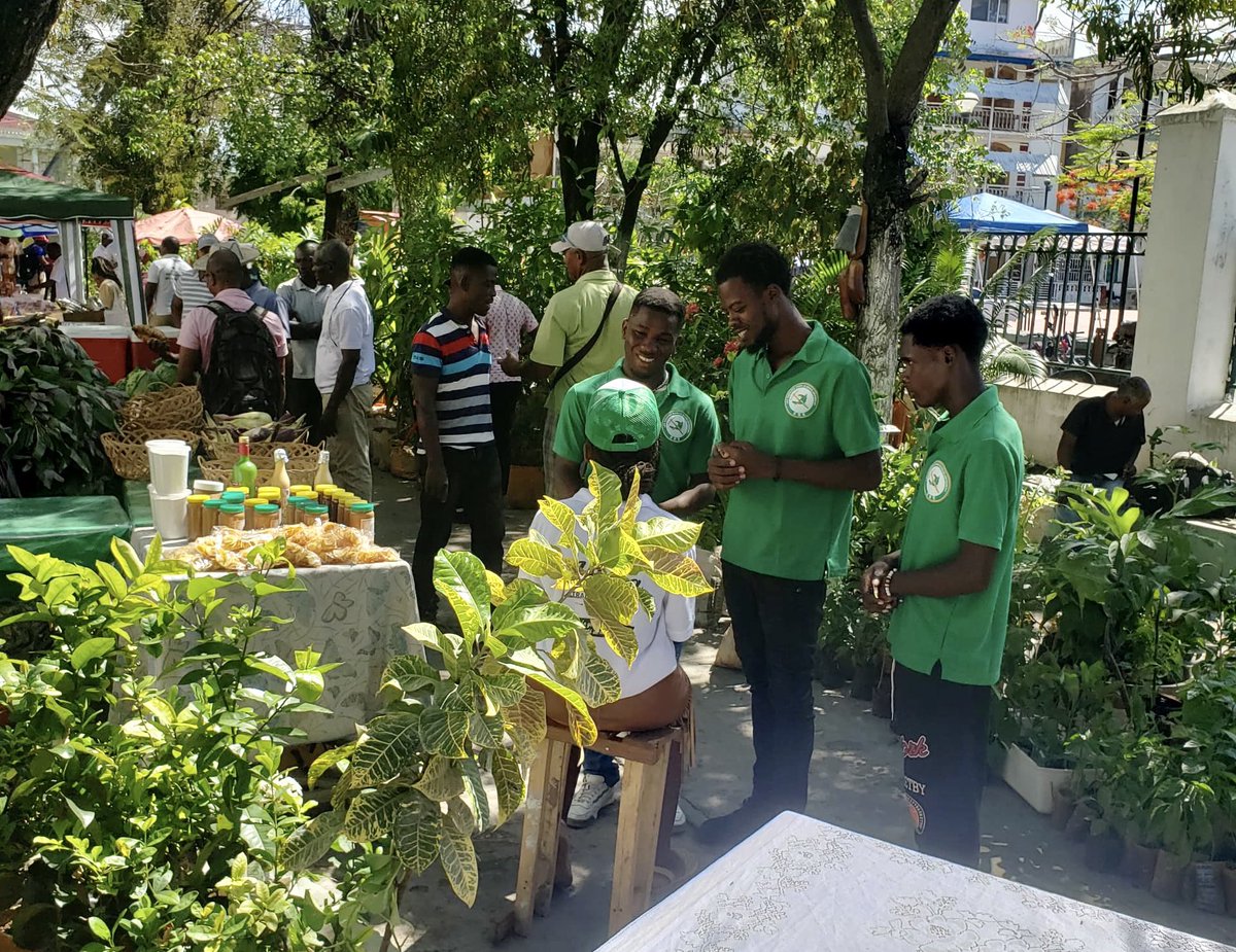 Jenes_ede's tweet photo. 📍Jacmel | 01/05/26:
Aujourd’hui, à l’occasion de la Fête de l’Agriculture et du Travail, nos jeunes sont allés à la rencontre d’hommes et de femmes qui, chaque jour, font vivre Haïti par leur courage et leur dignité.
Valoriser leur travail, c’est contribuer à la construction d’une Haïti à la dimension de sa glorieuse histoire.