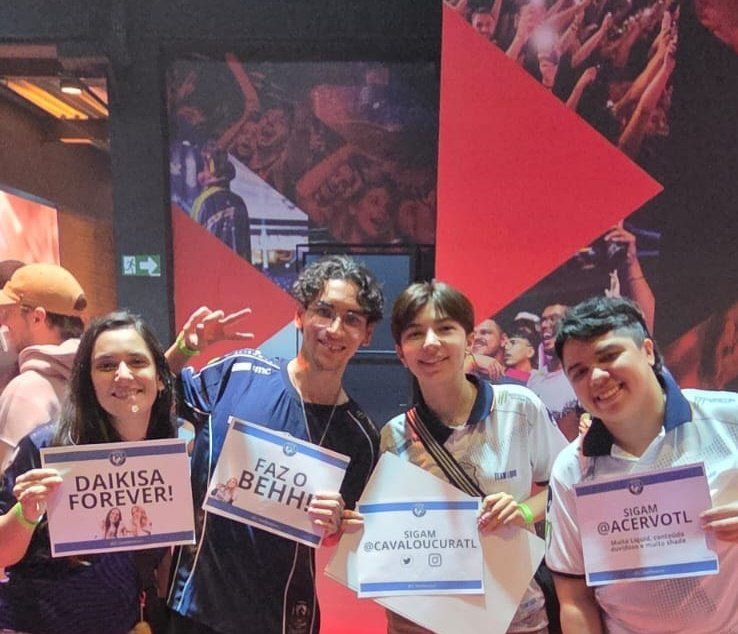 Ontem foi dia de ser feliz com minha galerinha nerd da <a href="/CavaloucuraTL/">Cavaloucura</a> amo vcs 💙 <a href="/bmoreirajuju/">Ju #TLV</a> <a href="/Saandman__/">TL Sand</a> <a href="/Duda_Ullmann/">Duda #GoLiquid</a>
