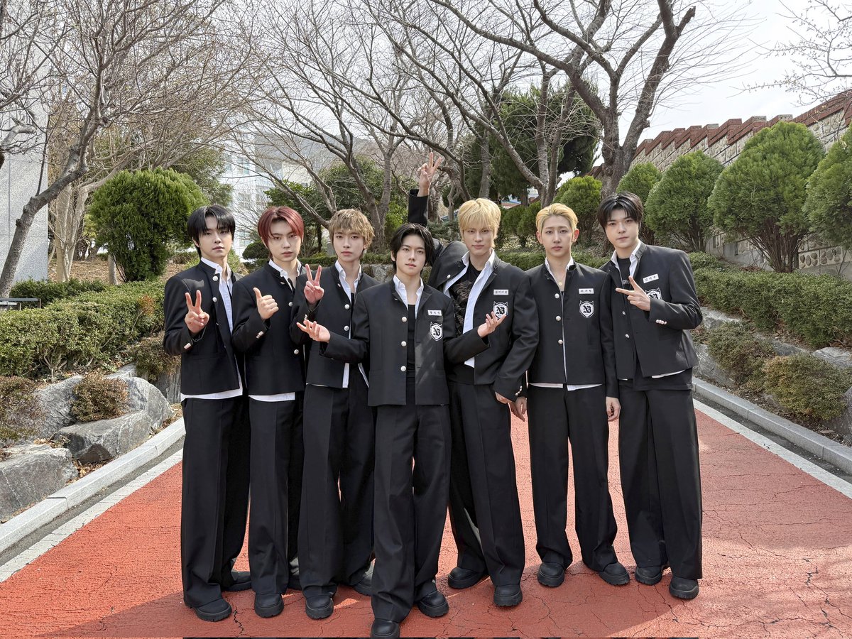 Minseok of the day ft. the other NEWBEAT members!
Day 846