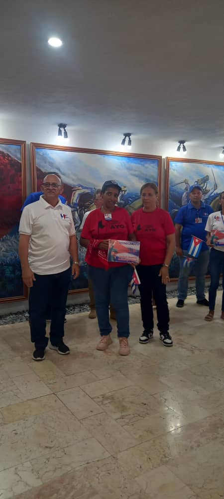 CYebil's tweet photo. @Educa_Gtmo Los educadores temprano en los puntos de concentración para iniciar el desfile por el 1ro de Mayo @CubaMined @romero_tam56484 @yiendrisrf @yoeaberob1 @nancyguantanamo @btan0987 @AlisAzahares https://t.co/umfNx90BIV