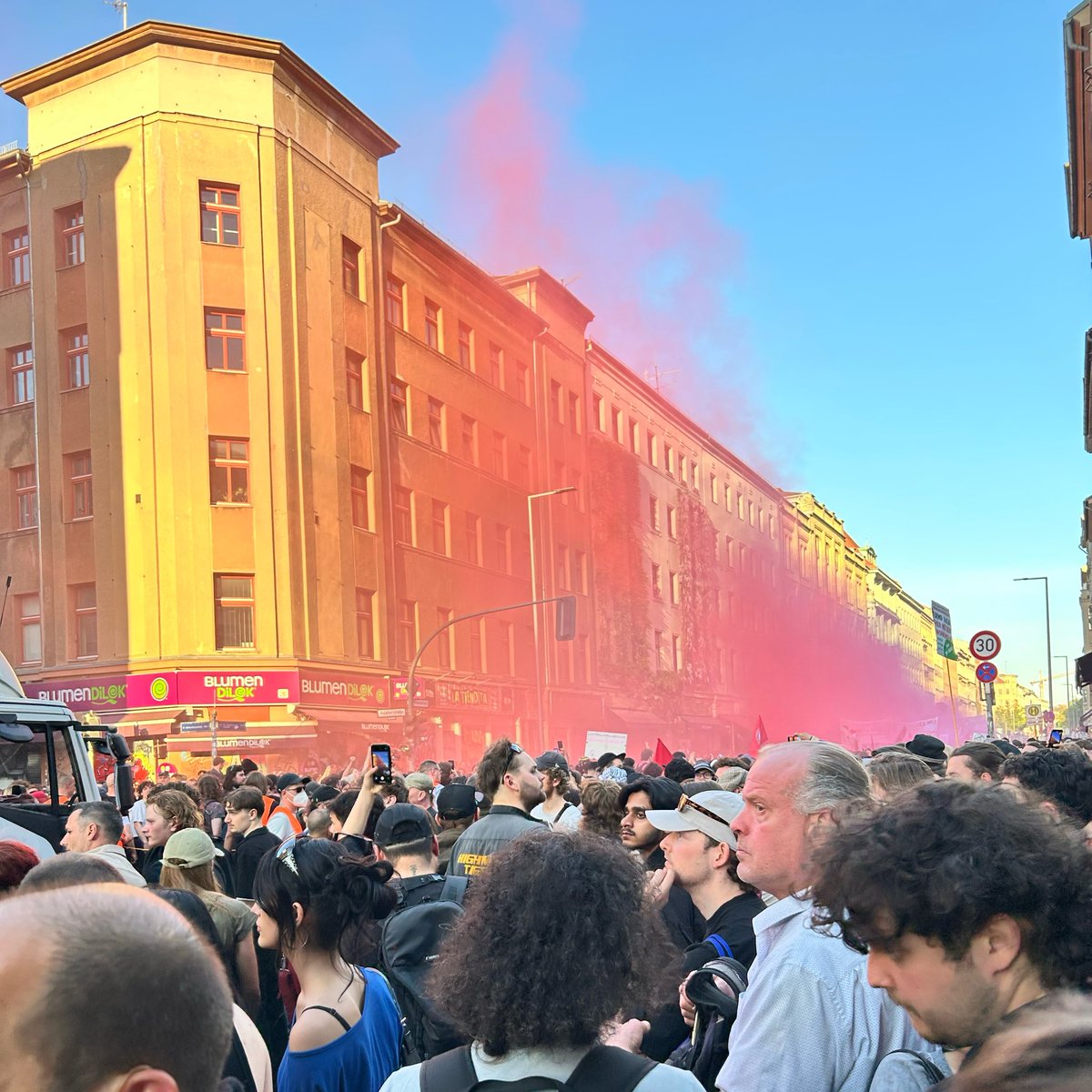 PreislerKa's tweet image. Ich gehe jetzt nach Hause! Dank @polizeiberlin komme ich unversehrt heim. #Berlin #b0105 hatte ein Sicherheitskonzept, das hoffentlich bald viele Menschen in einen sicheren Abend bringt.