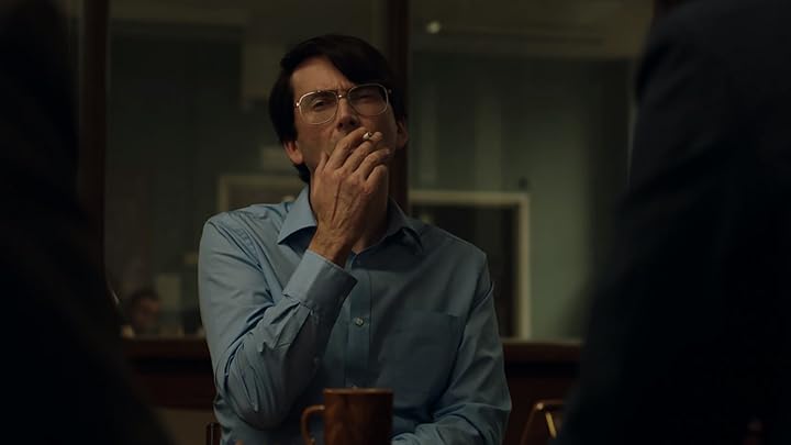levmauc's tweet image. Si echas de menos MINDHUNTER pon atención a DES, la miniserie de tres episodios del asesino en serie Dennis Nilsen, apodado como el 'Jeffrey Dahmer británico' que asesinó, quemó y violó a 15 jóvenes. Tennant está sensacional en esta fría, triste y cruel historia.