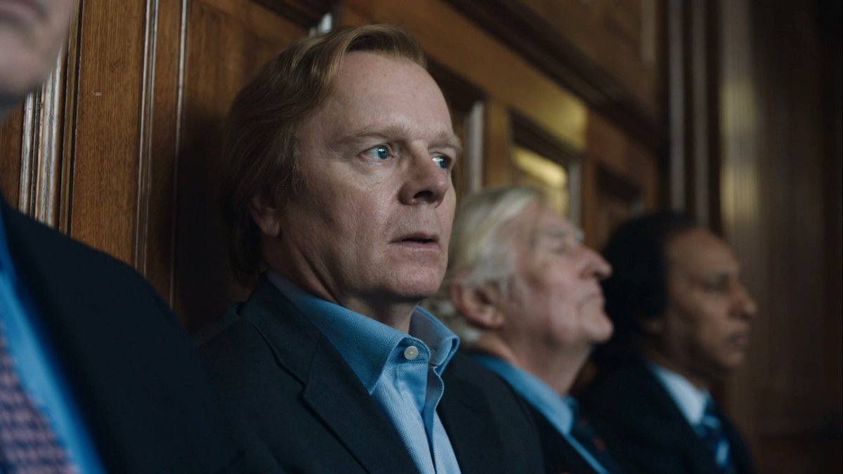 levmauc's tweet image. Si echas de menos MINDHUNTER pon atención a DES, la miniserie de tres episodios del asesino en serie Dennis Nilsen, apodado como el 'Jeffrey Dahmer británico' que asesinó, quemó y violó a 15 jóvenes. Tennant está sensacional en esta fría, triste y cruel historia.