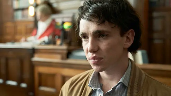 levmauc's tweet image. Si echas de menos MINDHUNTER pon atención a DES, la miniserie de tres episodios del asesino en serie Dennis Nilsen, apodado como el 'Jeffrey Dahmer británico' que asesinó, quemó y violó a 15 jóvenes. Tennant está sensacional en esta fría, triste y cruel historia.