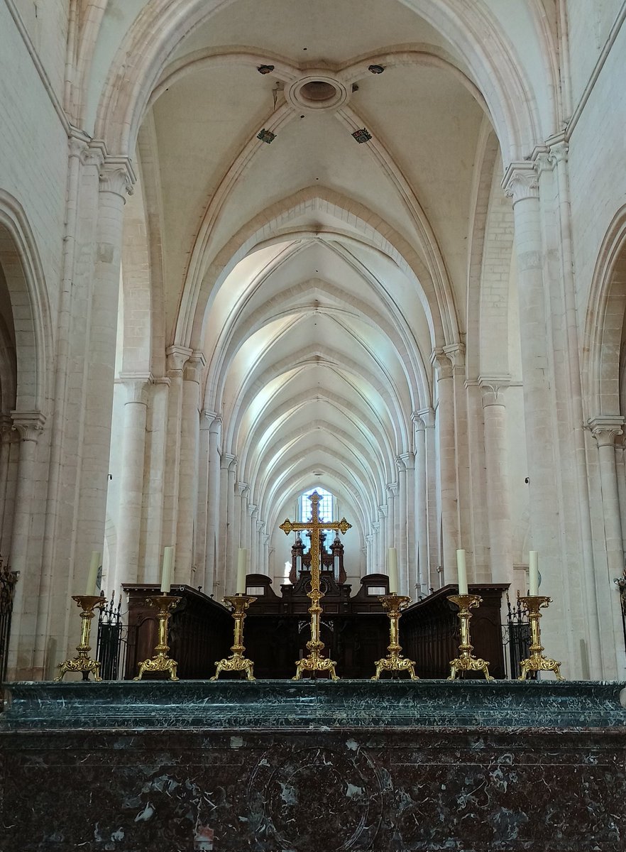 guillaume_mbr's tweet photo. Pontigny, l'église abbatiale du XIIe (chœur achevé au début du XIIIe). https://t.co/Fav04UU9mV