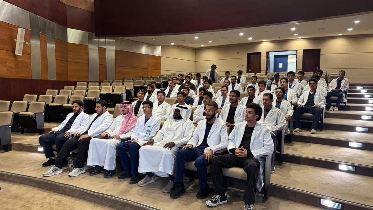actkku's tweet photo. أقام نادي طلاب كلية الطب (شطر الطلاب)، بالتعاون مع عمادة شؤون الطلاب، ورشة عمل بعنوان “ما بعد المعطف الأبيض”، يوم الاثنين 27/4/2026م، ع��ى مسرح كلية الطب، قدّمها الأستاذ الدكتور علي سهيل.

هدفت الورشة إلى تنمية مهارات قراءة الأوراق العلمية وتعزيز البحث العلمي لدى الطلاب، وشهدت حضورًا لافتًا يعكس اهتمامهم بالمجال.

#جامعة_الملك_خالد
#عمادة_شؤون_الطلاب