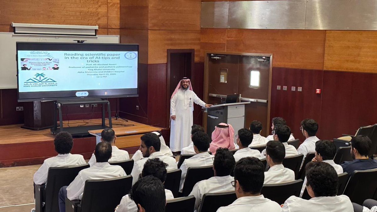 actkku's tweet photo. أقام نادي طلاب كلية الطب (شطر الطلاب)، بالتعاون مع عمادة شؤون الطلاب، ورشة عمل بعنوان “ما بعد المعطف الأبيض”، يوم الاثنين 27/4/2026م، ع��ى مسرح كلية الطب، قدّمها الأستاذ الدكتور علي سهيل.

هدفت الورشة إلى تنمية مهارات قراءة الأوراق العلمية وتعزيز البحث العلمي لدى الطلاب، وشهدت حضورًا لافتًا يعكس اهتمامهم بالمجال.

#جامعة_الملك_خالد
#عمادة_شؤون_الطلاب