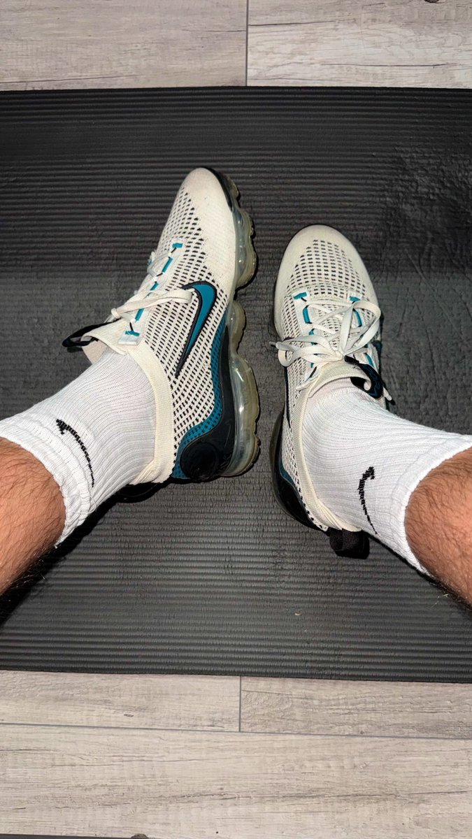 LucaCashAlpha's tweet photo. These Nike Vapormax are getting destroyed by my sweaty feet right now warm, stinky and perfect 😈

Stare and send tribute like a good boy.

#findom #paypig #feet #footfetish #findomfeet #socksfetish #footslave https://t.co/IBFeZNAcLp