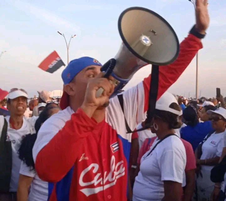 Roilancu1's tweet photo. Felicidades al pueblo de #PlazadelaRevolución, que junto a los trabajadores del #Turismo, el #MINREX y más, desfiló con todo este #1roDeMayo por 23 y en otros frentes.
Por ser digna sede otra vez de #Cuba, y por el tremendo respaldo a #MiFirmaPorLaPatria.
#PlazaEnElCorazón https://t.co/r6kH2tgsWz