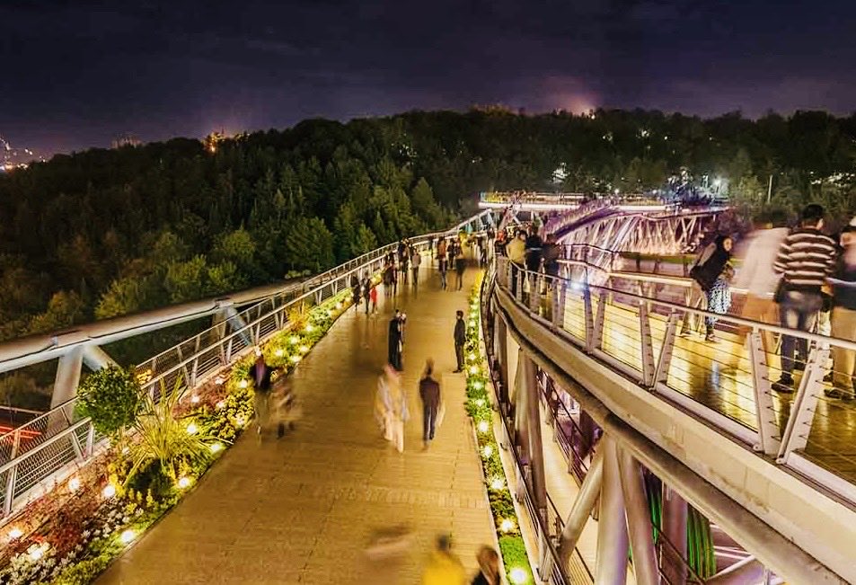 WajihHaider1100's tweet image. Tehran’s Tabiat Bridge: 270m of curved steel over a live highway — built without closing traffic.

3 levels: cafés, walkways, views.
Designed by Leila Araghian at 26, globally awarded.

Proof that creativity thrives despite limits.

#Tehran #Architecture #Iran