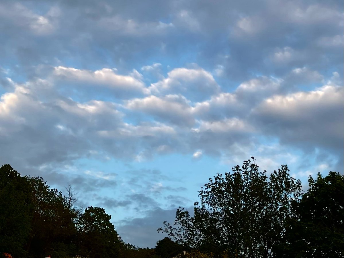 skylark22BHC1's tweet image. Tiny drops of rain accompanied these skies just now ... #keston #friday #loveukweather @metoffice @bbcweather @itvweather @SallyWeather @ChrisPage90