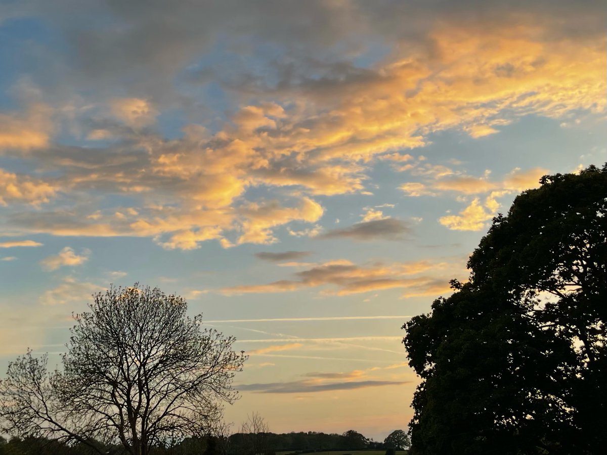 skylark22BHC1's tweet image. Tiny drops of rain accompanied these skies just now ... #keston #friday #loveukweather @metoffice @bbcweather @itvweather @SallyWeather @ChrisPage90