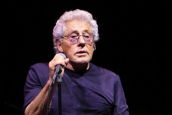 noeljames3's tweet photo. roger daltrey...yn edrych fel mam-gu lawr y bingo https://t.co/zCRQfLkaom