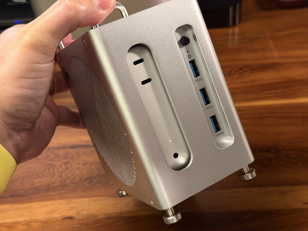 stephenrobles's tweet image. Speaking of Mac mini…could I interest you in a Mac mini Pro Max?