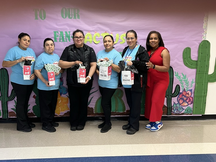 RoyalEarly's tweet photo. Happy School Lunch Hero Day! 🍎
Thank you to our amazing lunch ladies for keeping our students nourished and cared for every day. Your hard work and kindness mean so much! 💛🤗❤️💙 #SuccessStartsHereAtRECC #WeAreRoyal  #SchoolLunchHeroDay https://t.co/WnaCGtO1Vc
