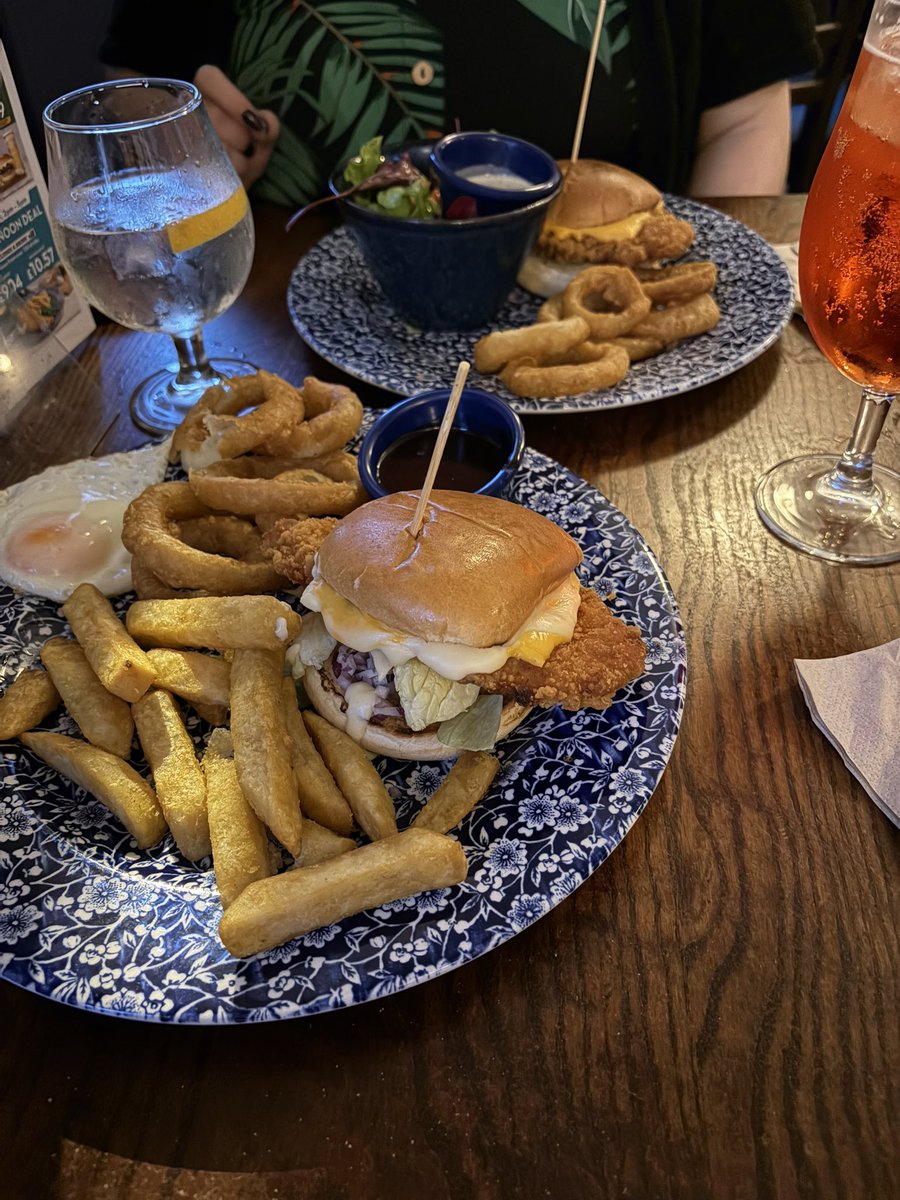 MattHeaney23's tweet image. Friday night wetherspoons date with @poppy1261 🥰🍻

 #romantic #kinda