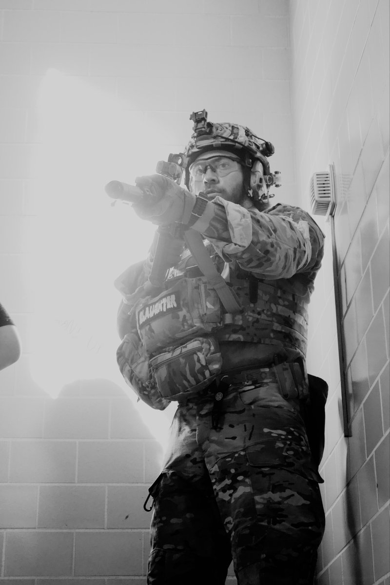 marckdwesthk's tweet image. Moments before clearing out a whole floor with the boys #airsoft #ams