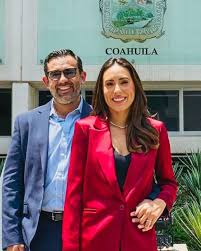 MennyValdz's tweet image. 1-Americo Villarreal Anaya
2-Américo Villarreal Santiago y Cecilia Guadiana Esposa
3-Humberto Francisco Villarreal Santiago
4-María Villarreal Santiago
5-Dra Maria Villarreal de Anaya 
Ya no pueden venir a U.S. 
RAZON:"El miedo No anda en burro" 
#cdvictoria #Tamaulipas #saltillo