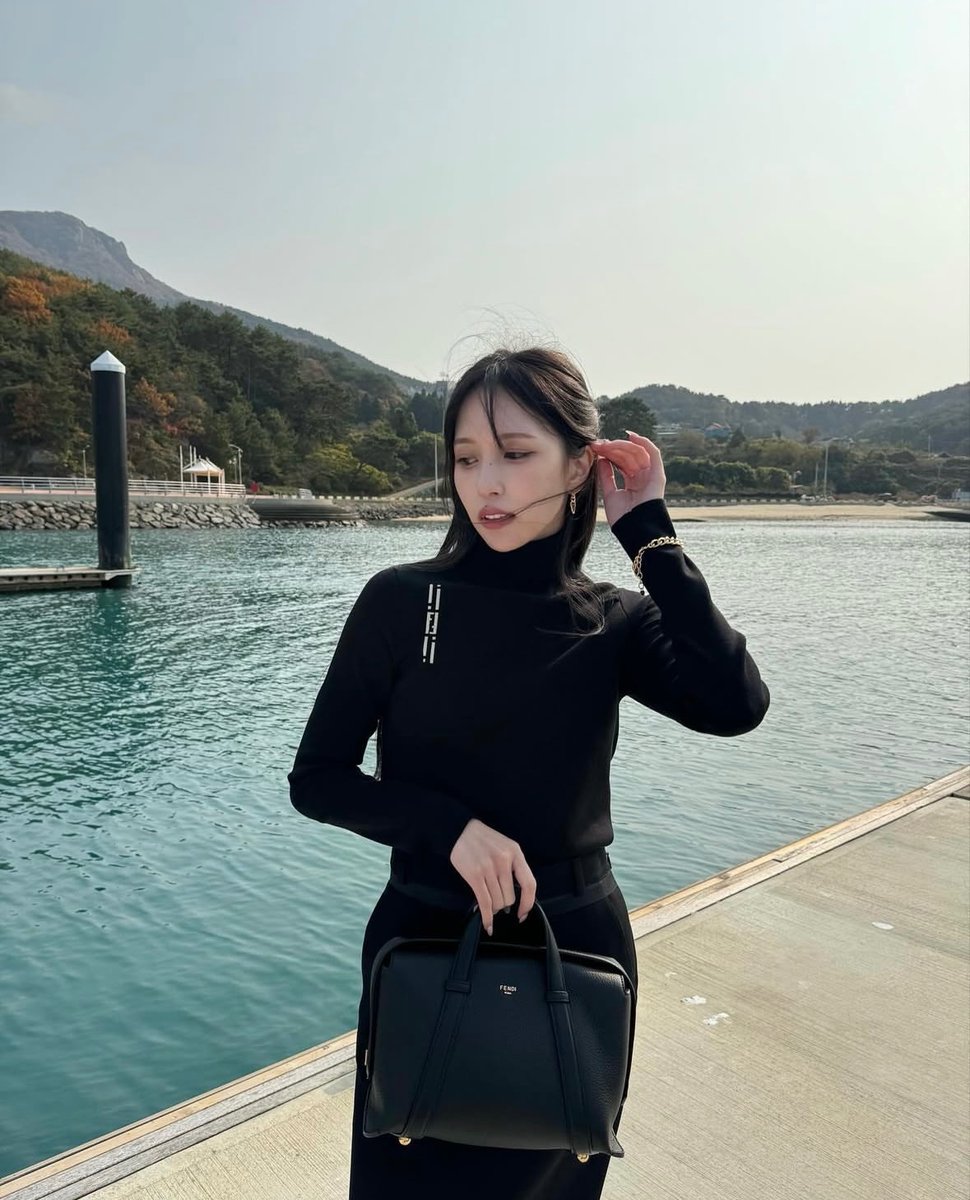 hourly mina ♡ tweet media