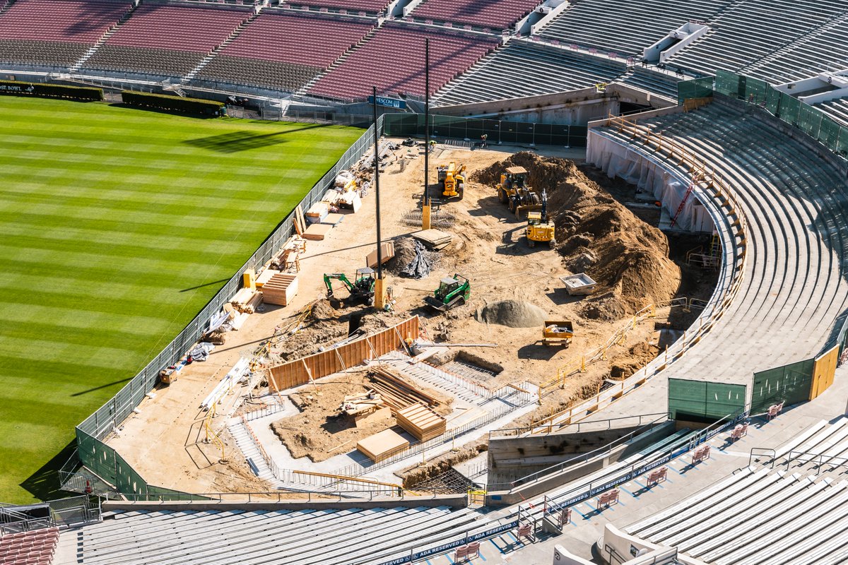 RoseBowlStadium's tweet image. Something new is taking shape. 

Built on vision, driven by community, and designed for the moments that bring us together—this is just the beginning. 

Stay tuned! 🚜🚧🔧 #RoseBowl #ComingSoon