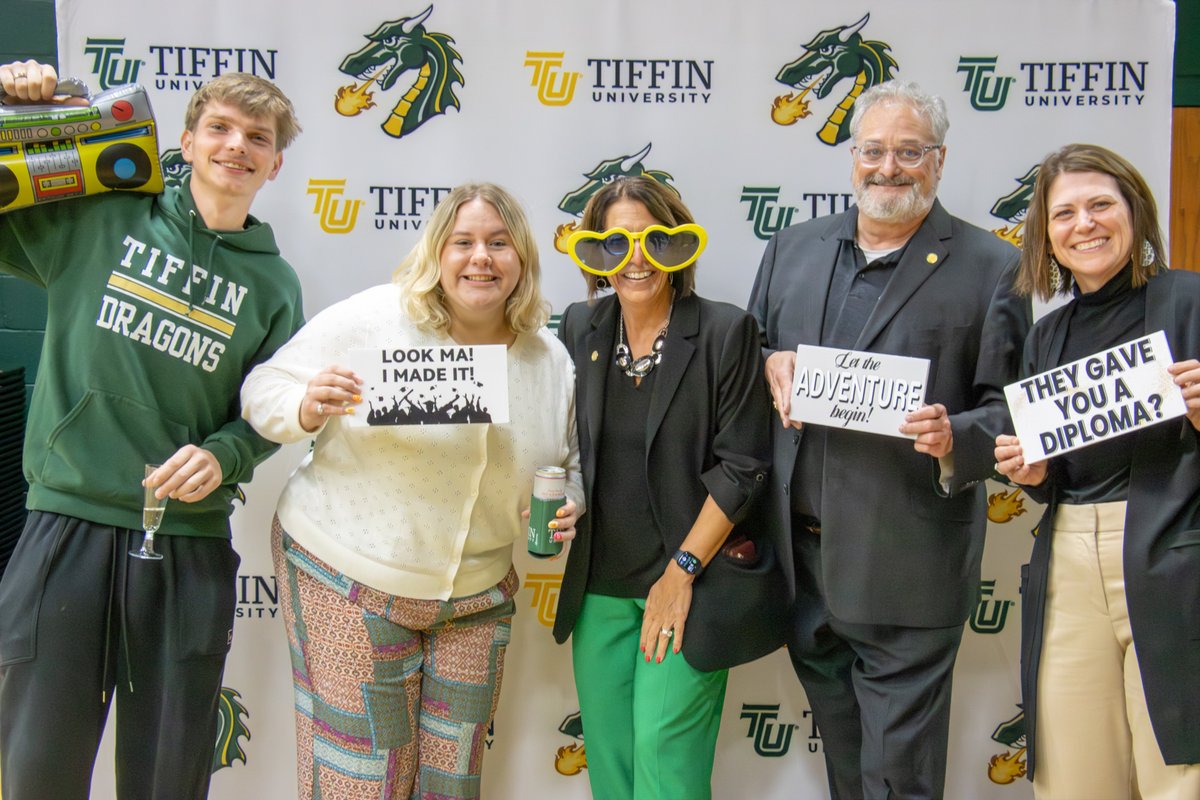 TiffinU's tweet image. Cheers to the Class of 2026 🥂 

You did it and we’re so proud of you 🐲🎓

#TiffinUniversity #Graduation #TUGrads #DragonNation