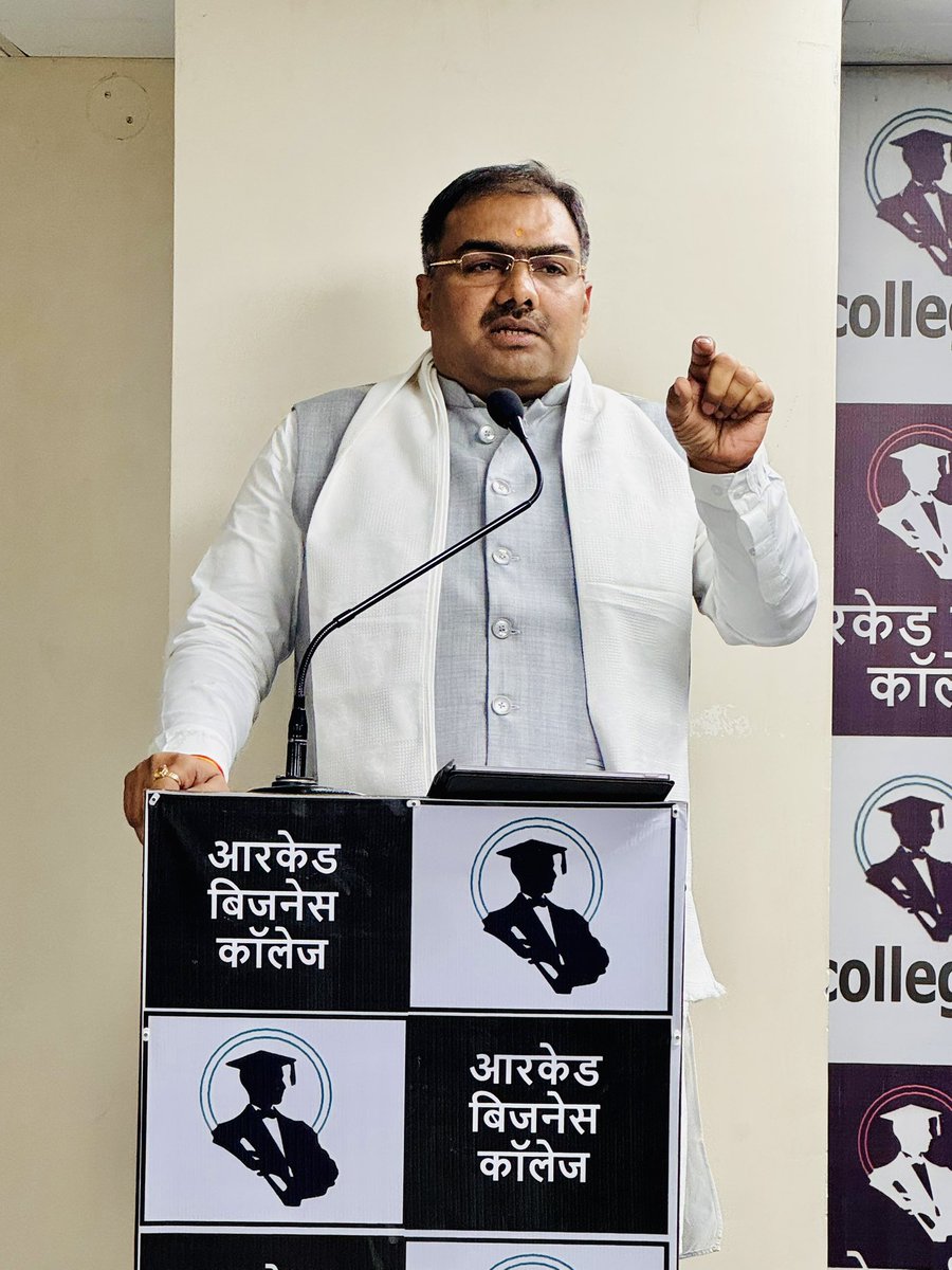 ivrajput's tweet image. भारतीय जनता पार्टी, तेलंगाना के प्रदेश संगठन महामंत्री आदरणीय श्री चंद्रशेखर जी भाई साहब को जन्मदिवस की हार्दिक बधाई एवं अनंत शुभकामनाएं!

प्रभु श्री राम से आपके उत्तम स्वास्थ्य एवं दीर्घायु जीवन की कामना करता हूं।

@chshekharbjp 

#HappyBirthday #Congratulations