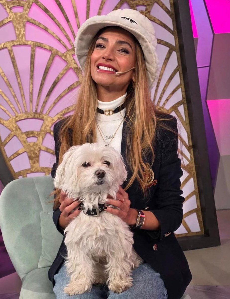 Casi abandona el estudio,sirvió Christian Dior y dejó una masterclass de como Jugar Gran hermano. Top model, se le reza 🙏🏻

SIN SOL NO HAY GH
#GranHermano