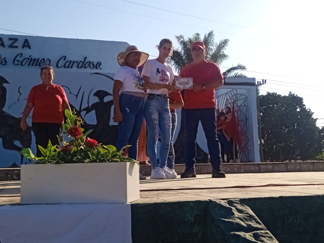 MatosNeudel's tweet photo. Otorgan la Placa, Mayo Latiendo con Fidel, a Educación, Cultura y la Empresa Agropecuaria La Cuba, en el acto municipal por el Dia Internacional de los Trabajadores desarrollo en  la Plaza Marcial de Jesús Gómez Cardoso del poblado de Gaspar en #BaraguáPorMás #LaPatriaSeDefiende https://t.co/pZlIKgQa1s