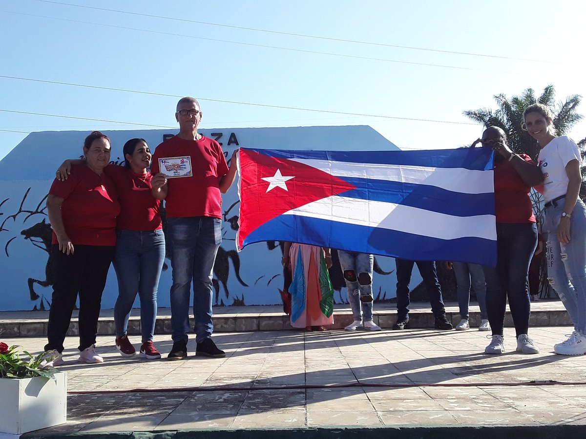 MatosNeudel's tweet photo. Otorgan la Placa, Mayo Latiendo con Fidel, a Educación, Cultura y la Empresa Agropecuaria La Cuba, en el acto municipal por el Dia Internacional de los Trabajadores desarrollo en  la Plaza Marcial de Jesús Gómez Cardoso del poblado de Gaspar en #BaraguáPorMás #LaPatriaSeDefiende https://t.co/pZlIKgQa1s