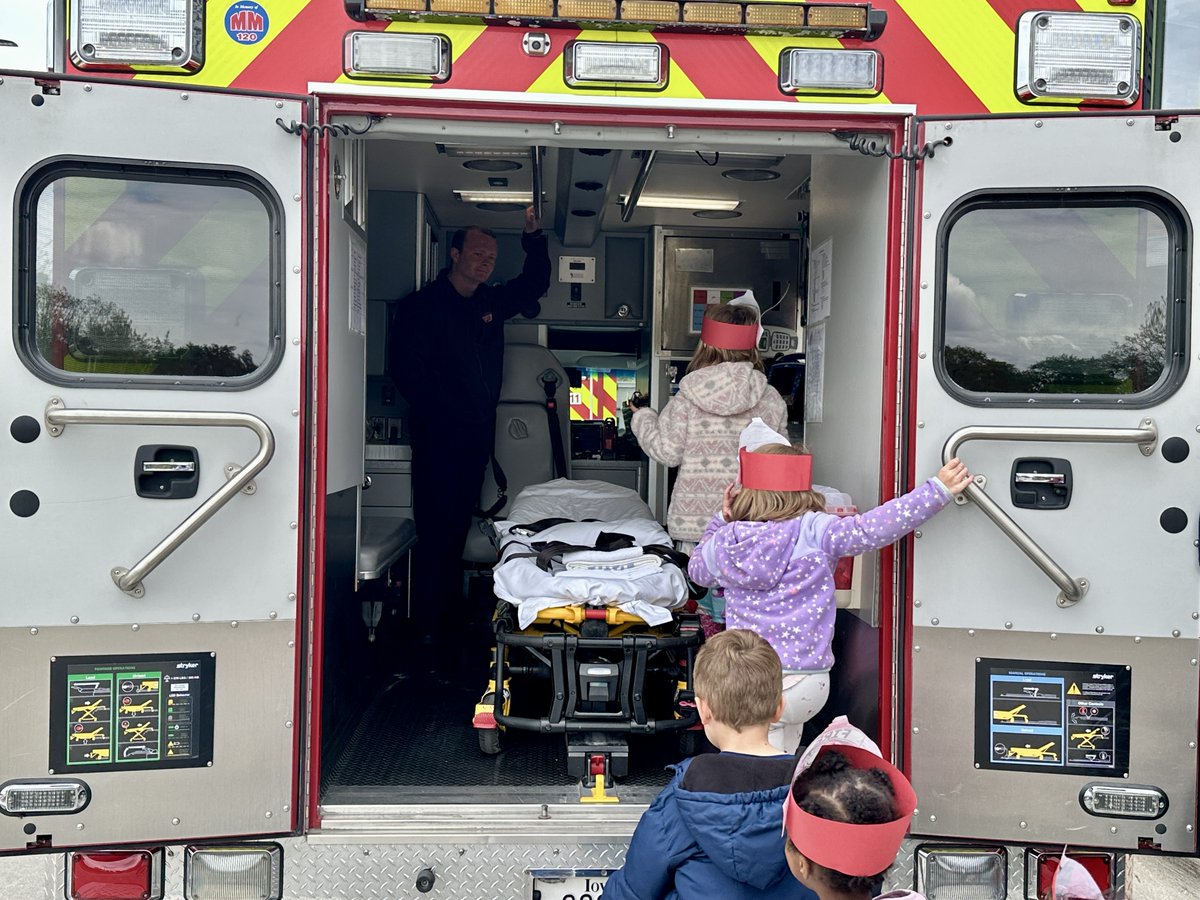 UrbandaleCSD's tweet photo. Huge shout out to the Urbandale Fire Department for teaching these Olmsted Kindergarteners about community helpers today! The students had so much fun! #AllAboutU #OLMpride 1/2 https://t.co/RlGlggmezi