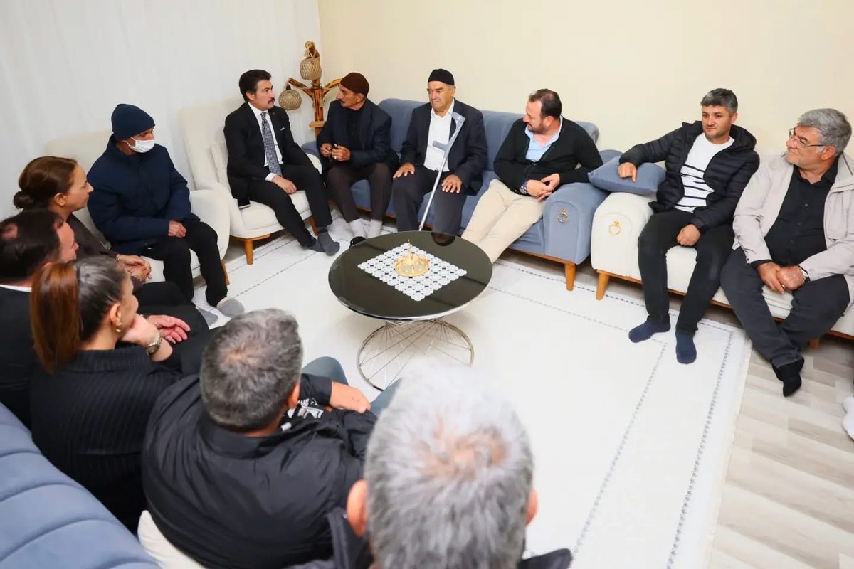 FDemirbakan's tweet photo. AK Parti Denizli Milletvekilimiz Cahit Özkan ile birlikte, AK davamıza gönül vermiş kıymetli Mustafa Aslan amcamızı ziyaret ederek hasbihal ettik.

Samimi sohbeti ve nazik misafirperverliği için kendisine teşekkür ediyorum.

#Sarayköy #Ziyaret #AKDava https://t.co/D5Mtj0UpBD