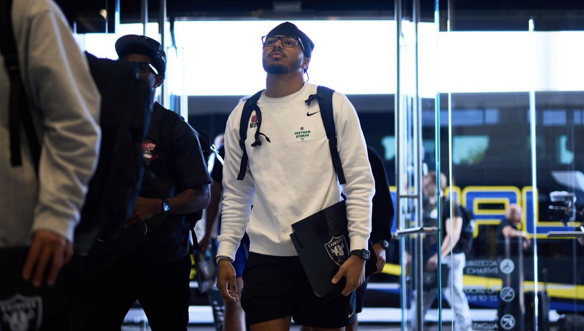 mickakers's tweet image. Raiders rookies arrive for rookie minicamp at the team’s Henderson HQ. #vegas #raiders #raidernation  📸 Raiders