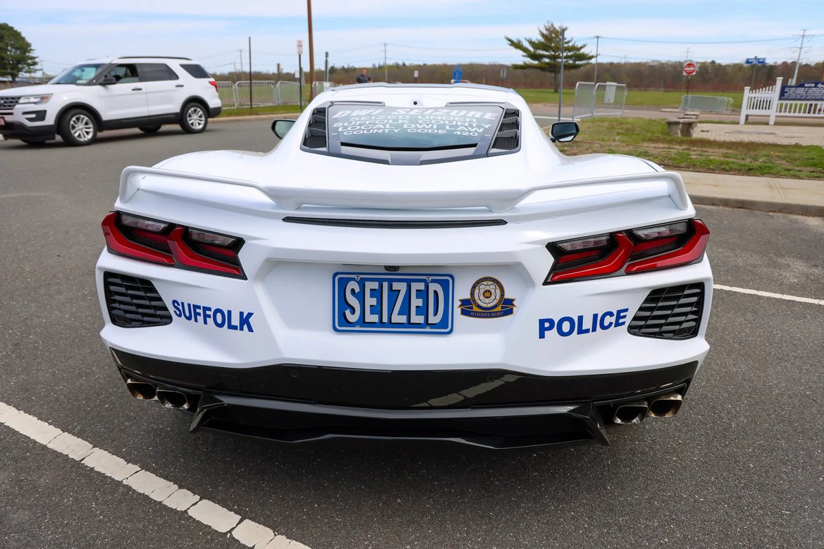 TheNorskaPaul's tweet image. Meanwhile on #LongIsland NYC, Suffolk County cops are using a souped-up $60k #CorvetteStingray they seized in 2022 from a chronic drunk driver in a campaign to put the brakes on drink-driving &amp;amp; part of their ongoing crackdown on DWI.😮

The mint condition 2020 ‘Vette has a