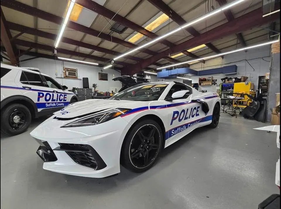 TheNorskaPaul's tweet image. Meanwhile on #LongIsland NYC, Suffolk County cops are using a souped-up $60k #CorvetteStingray they seized in 2022 from a chronic drunk driver in a campaign to put the brakes on drink-driving &amp;amp; part of their ongoing crackdown on DWI.😮

The mint condition 2020 ‘Vette has a