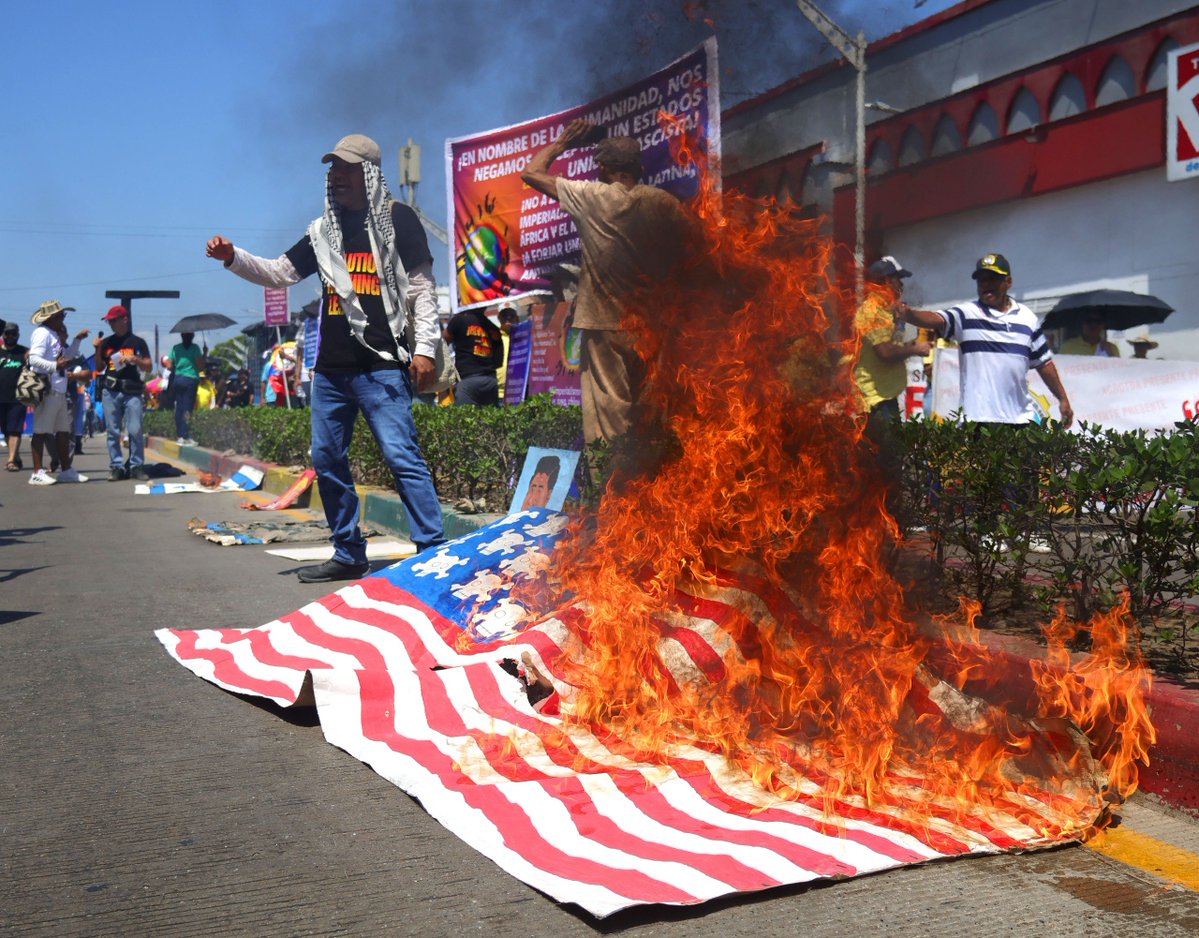 NOTICIASEDL's tweet image. #BARRANQUILLA | Aunque haya culminado la manifestación sin alteraciones de orden público, podemos ver cómo simpatizantes oficialistas queman una bandera de Estados Unidos durante la concentración por el Día del Trabajador.

Foto: @ELTIEMPO