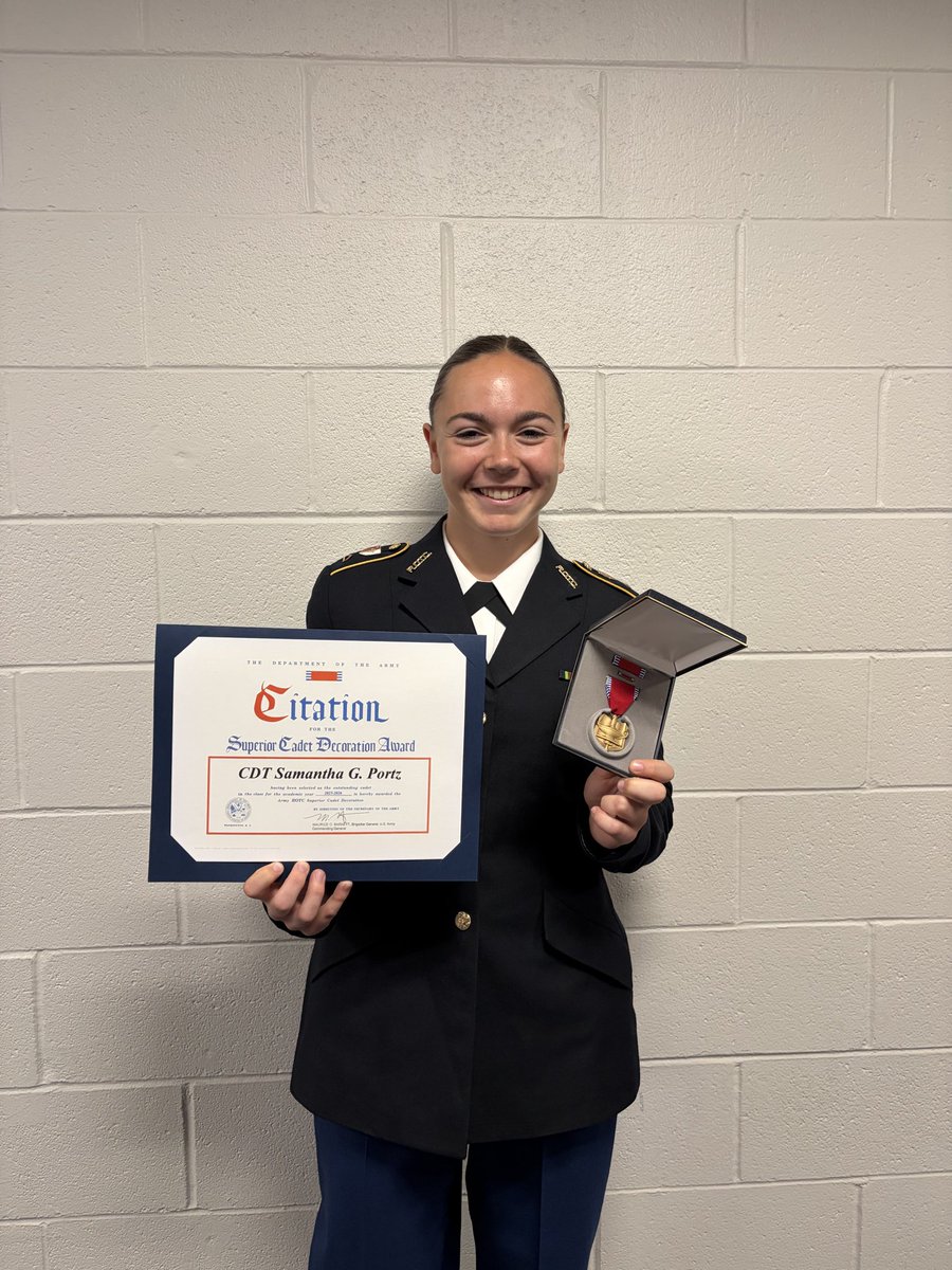 Amherst_SBall's tweet photo. Today first-year Sam Portz was honored with the Superior Cadet Decoration Award for her outstanding work thus far in the UMass Minuteman Battalion. Her work in the ROTC does not go unnoticed and we are so proud! Thank you for your service Cadet Portz! ⚔️🎖️ https://t.co/mMJSwToFSu