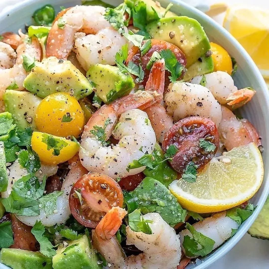 Lowcarbjiji's tweet image. 🥑🍤 Avocado Shrimp Salad (Keto &amp;amp; Low-Carb)

🥑 Eating keto doesn’t have to be boring.
Get 1001+ guilt-free, fat-burning, delicious keto recipes in my FREE digital cookbook! 🔗 Tap the link in bio &amp;amp; download your copy now! 📚

#keto #lowcarb #ketorecipe #healthyfood #weightloss