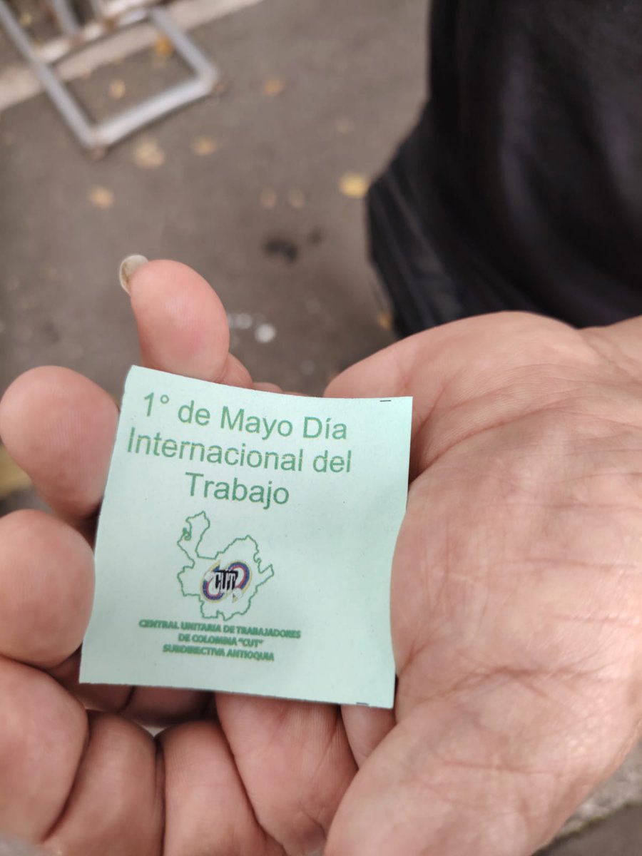 Con estos fichos la Central Unitaria de Trabajadores (CUT) está entregando almuerzos en el parque de las Luces a indígenas, adultos mayores y demás personas que se suman a las movilizaciones por el Día del Trabajo en Medellín.